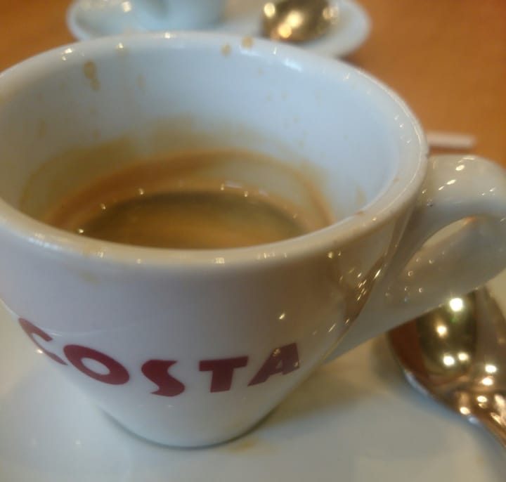 Come ordinare tre caffè espressi fuori dai confini nazionali