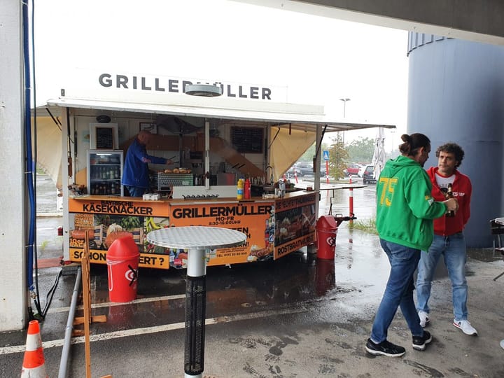 La buona salsiccia al formaggio di una volta